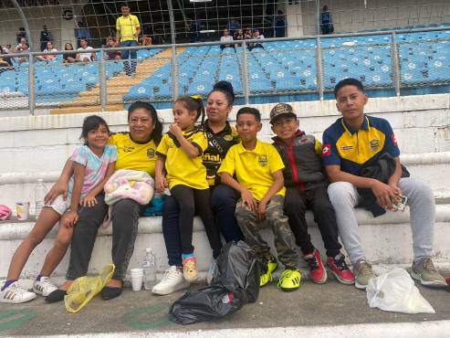 Jennifer Laguna (en medio) es madre de la pequeña Jennifer (5) y el chico Diddier (10), quienes están junto a ella.