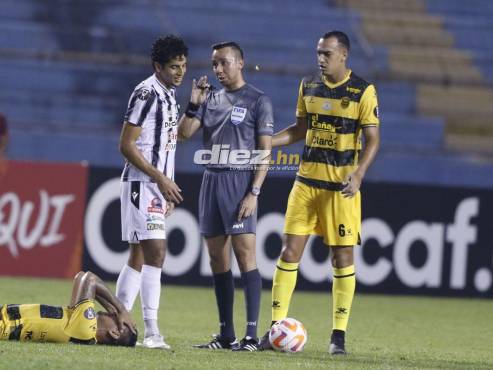 El réferi del duelo le llama la atención a un jugador del Diriangén en el Olímpico de San Pedro Sula. FOTO: Neptalí Romero.