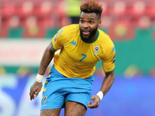 Aaron Boupendza, delantero gabonés, que jugaba en el Zhejiang FC de China.