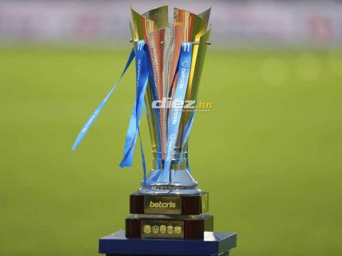 La copa que se llevará el campeón del torneo Clausura 2024 de la Liga Nacional de Honduras. FOTOS: Mauricio Ayala | David Romero.