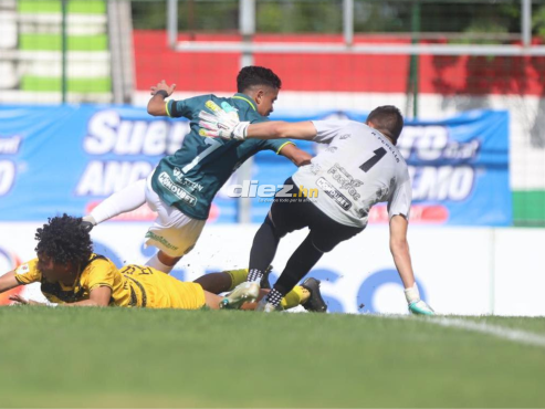 La acción en el que Isaac Castillo estuvo cerca de abrir el marcador en el Yankel Rosenthal. FOTOS: Mauricio Ayala/Neptalí Romero.