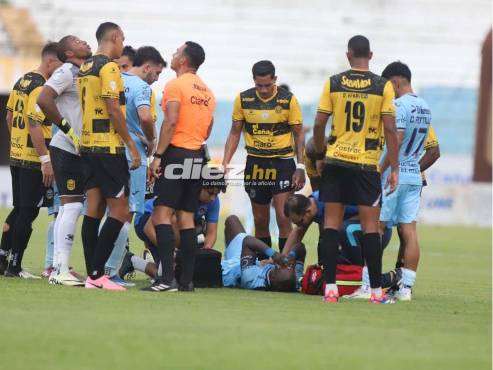Rubilio Castillo recibe atención por parte de los médicos del Motagua. FOTOS: Neptalí Romero | Mauricio Ayala.