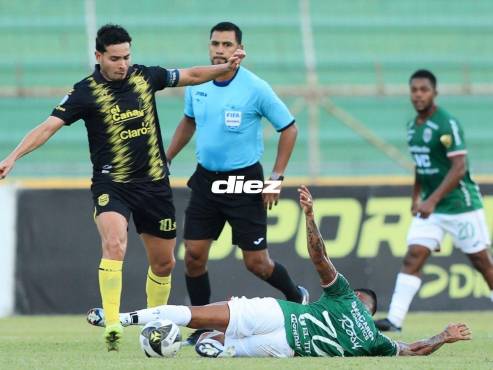 Chino López intenta robarle el balón a Jhow Benavídez en los linderos del área verdolaga. FOTOS: NEPTALÍ ROMERO | YOSEPH AMAYA.