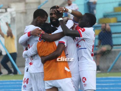 Los futbolistas de Olimpia celebrando el gol de Jorge Benguché, mismo que sentenció a Génesis PN. (FOTO: Alex Pérez)