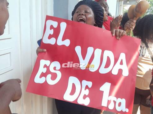 ”El Vida es de primera”, dice la pancarta de esta hincha del CDS Vida. FOTO: José Luis Barralaga.