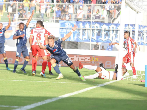 Marcelo Santos reclama la acción que terminó siendo declarado como gol en la portería del Vida.