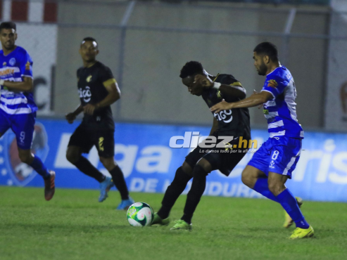 Brayan Castillo maneja la pelota ante la marca de Alexander Aguilar en el Estadio Humberto Micheletti de El Progreso. FOTO: Neptalí Romero.