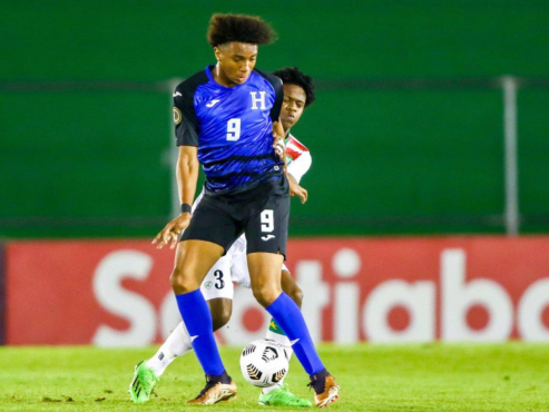 Nayrobi Vargas conduce el balón ante la marca de un futbolista de Surinam en la primera jornada del Premundial Sub-17.