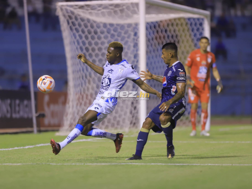 Avilés Hurtado cubre el balón ante la marca del “Chino” López. FOTO: Mauricio Ayala.