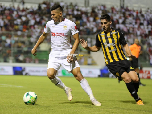 Claudio Inella intenta arrebatarle el balón al futbolista Jonathan Paz. FOTO: David Romero.