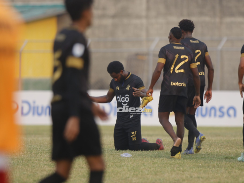 Así festejó Dabirson Castillo su gol ante Marathón en el Estadio Humberto Micheletti. FOTO: Neptalí Romero.