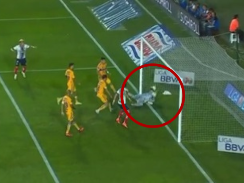 El portero de Tigres, Nahuel Guzmán, soltó el balón, sobrepasó la raya y el árbitro dio por válido el gol de Rayados.