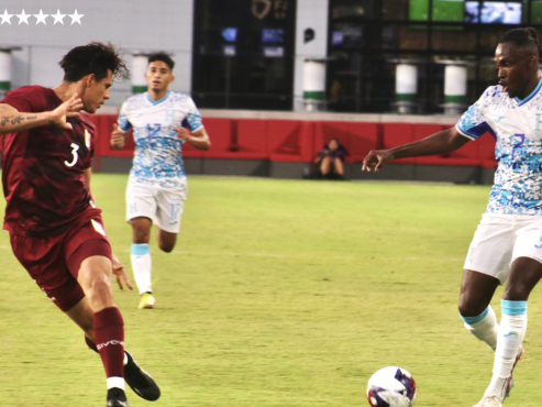 Alberth Elis domina el balón ante la marca de un futbolista de Venezuela.