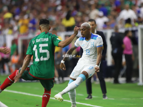 Uriel Antuna marca a Josep Rosales, quien dio un pase al centro del campo. FOTO: Mauricio Ayala.