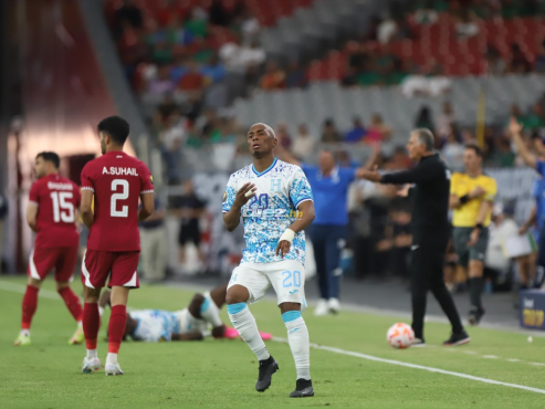 Deiby Flores se lamenta en una de las acciones del partido entre Honduras-Qatar. FOTO: Mauricio Ayala.