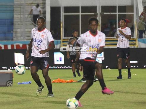 Los jugadores del Vida hacen los respectivos calentamientos en el Nacional de Tegucigalpa. FOTO: Estalin Irías.