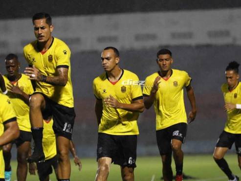 Llueve fuerte en La Ceiba, pero el pitazo inicial sigue en pie en el estadio Municipal Ceibeño. FOTO: Esaú Ocampo.