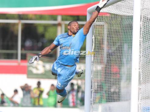 El violento zurdazo de Alexy Vega en balón que pegó en el travesaño. FOTO: Mauricio Ayala.