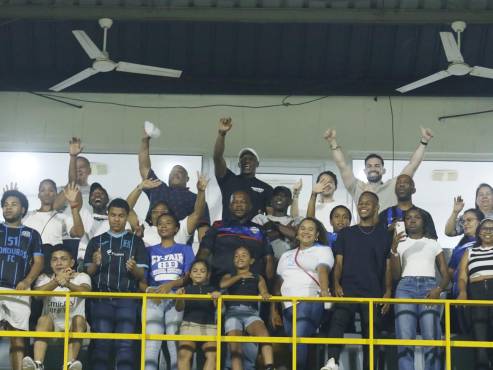 La familia Suazo-Velásquez liderada por el Rey David, alentando a Luis Gabriel en el juego clasificatorio al Mundial Sub-17. Fotos Neptalí Romero