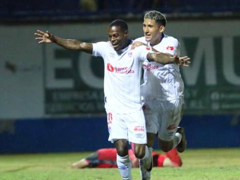 Edwin Solani se pone nuevamente la capa de goleador y le regala triunfo a Olimpia sobre Olancho FC
