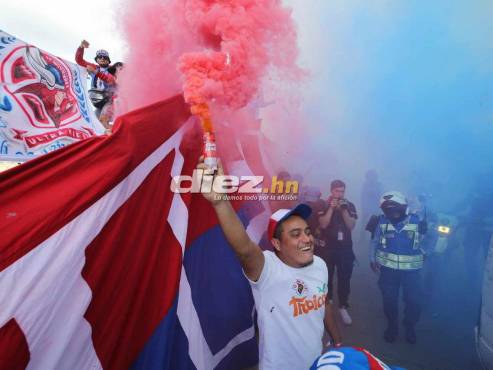 El espectacular recibimiento de la afición de Olimpia a la delegación merengue en el Nacional. FOTOS: David Romero | Andro Rodríguez.