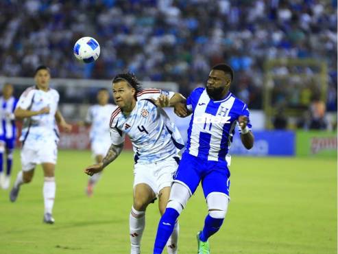 Jorge Benguché busca la pelota ante la marca de Juan Pablo Vargas en el Morazán. FOTOS: Mauricio Ayala | NEPTALÍ ROMERO | YOSEPH AMAYA | MOISÉS VALENZUELA.