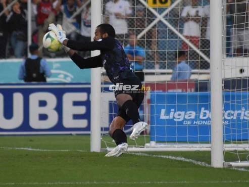 Edrick Menjívar atajó un penal a Agustín Auzmendi en los primeros minutos del primer tiempo. FOTOS: Mauricio Ayala | Alex Pérez | Marvin Salgado | Emilio Flores.