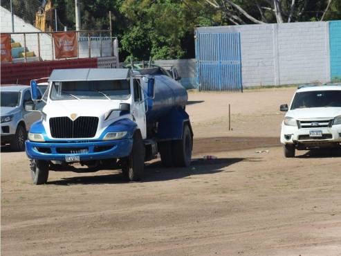 Las máquinas están trabajando en la remodelación del complejo de béisbol.