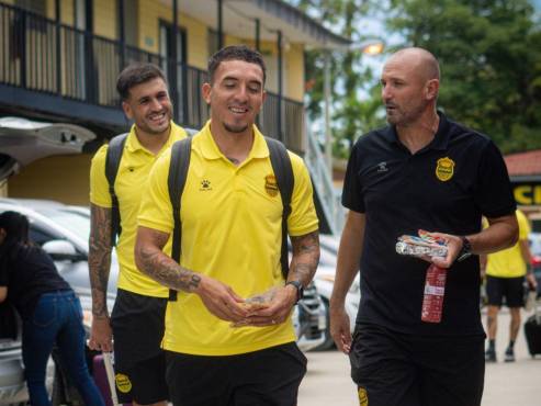 Ramiro Rocca y Óscar Raí Villa junto a “Palomo” Rodríguez antes de salir de SPS a Tegucigalpa.
