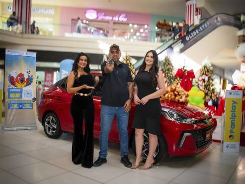 Antony Martin Yeris, ganador del sorteo Guarito Catracho Sobre Ruedas, recibió el vehículo tras participar en la promoción navideña de Paniplay.com.