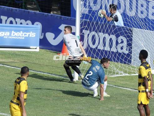 Sebastián Gorga definió al segundo palo de Michael Perelló en el primer de Marathón ante Real España. FOTOS: Mauricio Ayala/Neptalí Romero.
