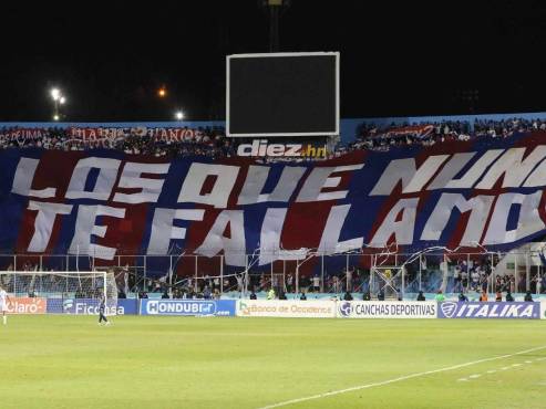 Olimpia sacó la manta “Los que nunca te fallamos” en el estadio Nacional Chelato Uclés. FOTOS: Mauricio Ayala | Andro Rodríguez | David Romero.
