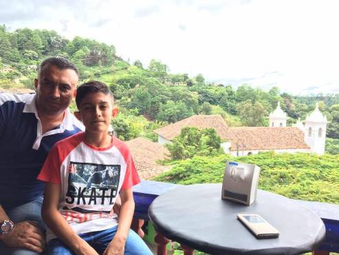 Andy Hernández, delantero de la UPNFM, compartiendo de niño con su papá.