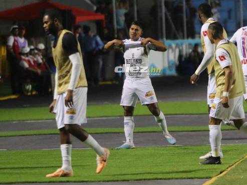 Así festejó Brayan Moya su golazo ante Real España en el Nacional de Tegucigalpa. FOTO. Alex Pérez.