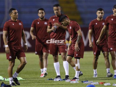 Matías Galvaliz, exjugador del Motagua, calienta previo al partido ante Real España. FOTO: Neptalí Romero.
