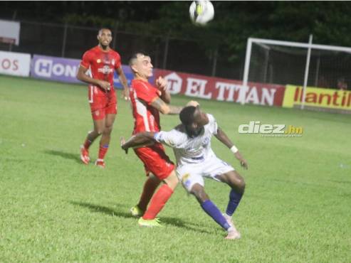 Brian Visser disputa la pelota contra un futbolista del CD Victoria en el Estadio Francisco Martínez de Tocoa. FOTO: José Luis Barralaga.