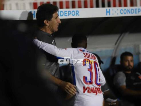 Previo al pitazo inicial Solani Solano se abrazó con Héctor Vargas en el Nacional de Tegucigalpa. FOTO: Estalín Irías.