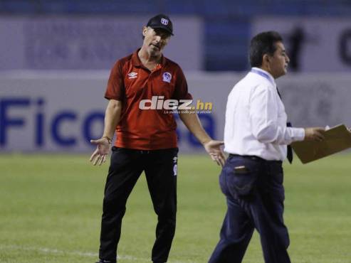 Pedro Troglio fue amonestado por el réferi Melvin Matamoros. FOTOS: Neptalí Romero | Alexis Muñoz.
