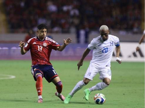 Deiby Flores domina la pelota ante la marca de Álvaro Zamora. FOTOS YOSEPH AMAYA | MAURICIO AYALA.