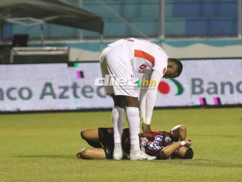 Marcelo Canales recibió dura entrada en los primeros minutos del partido. FOTO: Estalin Irías.