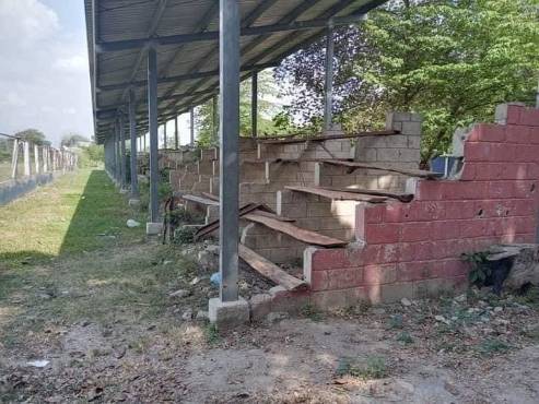 La cancha del Milton Flores en La Lima, Cortés. Aquí se juega Liga Mayor y las Ligas Menores de ese Municipio. El reducto pertenece a Fenafuth.