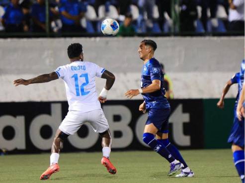 Romell Quioto no puede romper el cerrojo del arco de Nicaragua en el Estadio Nacional de Managua. FOTOS: Yoseph Amaya | Mauricio Ayala.