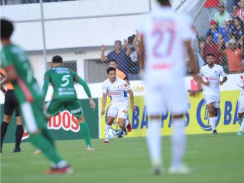 Carlos Pineda domina la pelota ante la marca del “Chelito” Martínez en el Carlos Miranda. FOTO: Marvin Salgado.