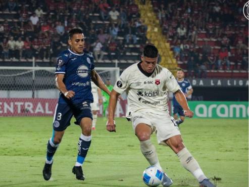 Denis Meléndez marca a Alexis Gamboa en el Estadio Alejandro Morera Soto. FOTO: Motagua.