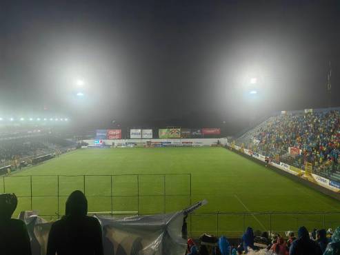 Vista en estos momentos del sector de sol sur en el estadio Morazán.