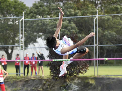 Además de soñar en convertirse en jugador profesional, Carlos Martínez ha ganado ocho medallas en el atletismo.