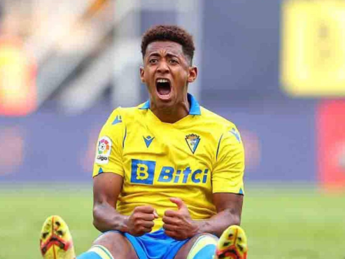 Choco Lozano está con la pólvora mojada en el Cádiz y podría cambiar de equipo para la temporada 2023-2024.