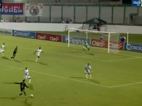 Así fue el lindo derechazo de Cristian Calix en el 1-1 provisional de Olancho ante Olimpia en el Estadio Carlos Miranda.