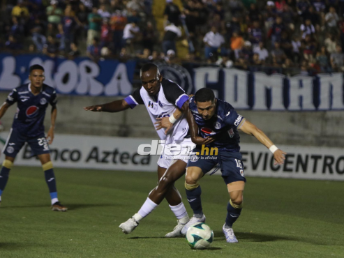 Harold Lasso marca al volante del Motagua, Héctor Castellanos en el Estadio Emilio Williams de Choluteca. FOTO: José Vásquez.