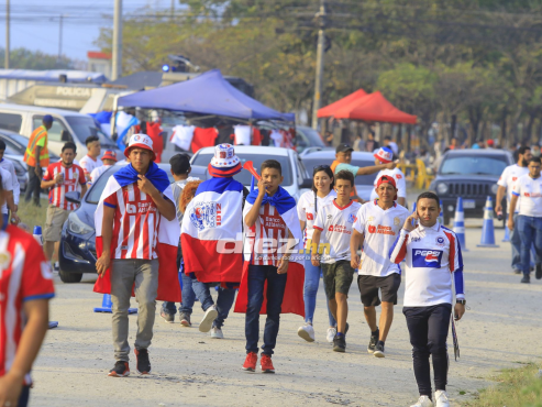 La algarabía de la afición de Olimpia en los alrededores del Estadio Olímpico Metropolitano de San Pedro Sula. FOTO: Mauricio Ayala.
